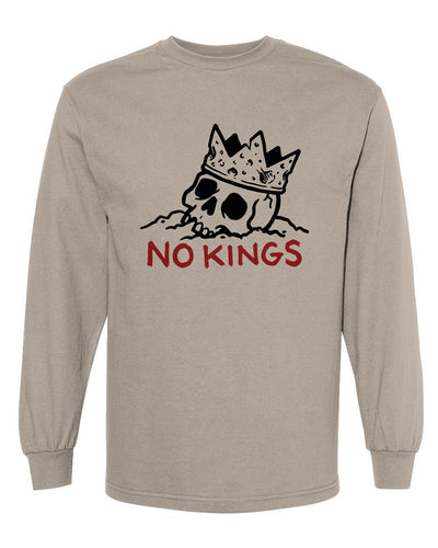 Long-sleeve shirt with a skull wearing a crown and 'NO KINGS' text on a beige background