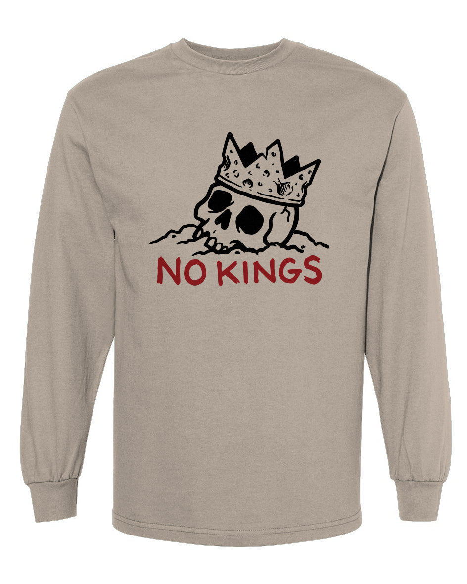 Long-sleeve shirt with a skull wearing a crown and 'NO KINGS' text on a beige background